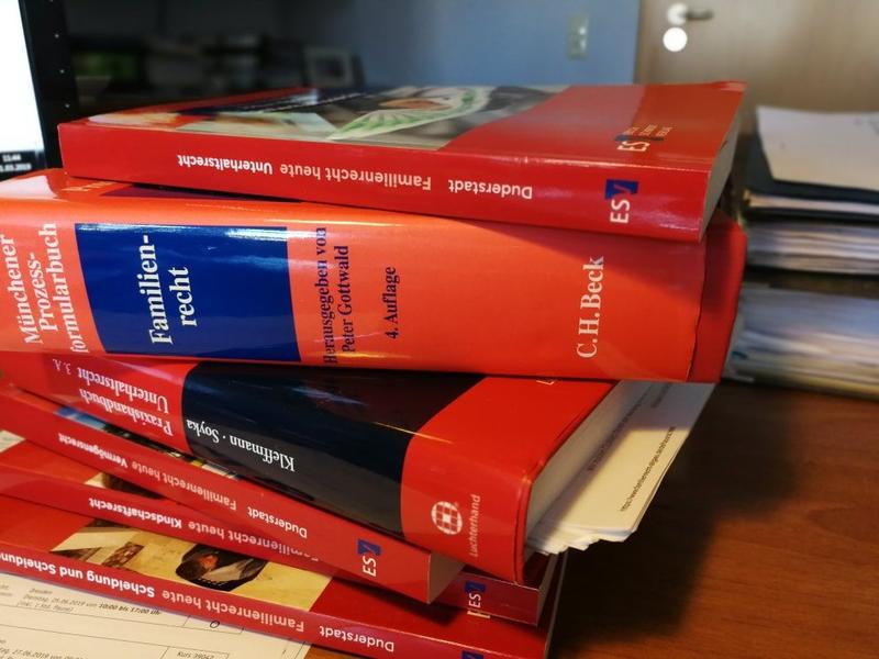 Stapel mit Rechtsbüchern